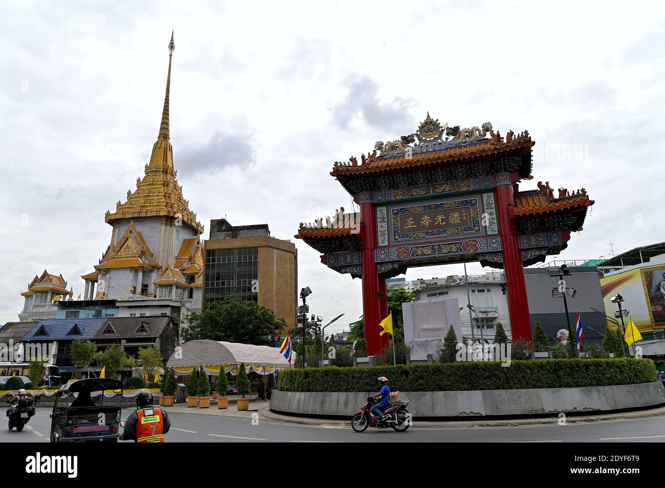 View of Chinatown Gate and Wat Traimit, Yaowarat, Bangkok. The ornate gate was inaugurated in 1999 to celebrate the King’s 60th year on the throne. Stock Photo