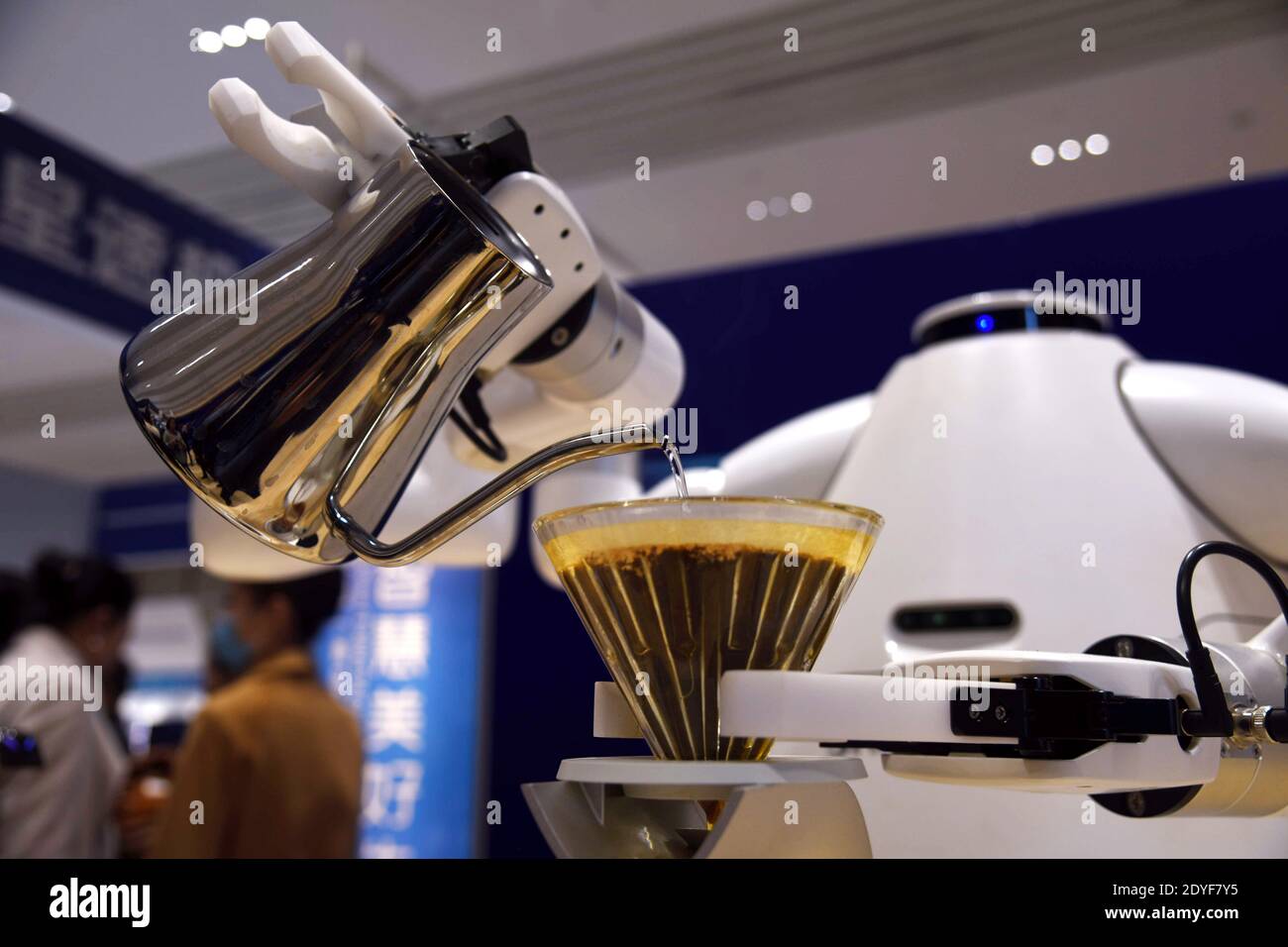 Beijing, China's Shandong Province. 25th Dec, 2020. A robot makes coffee at the China (Qingdao) Top Services Robot Show in Qingdao, east China's Shandong Province, Dec. 25, 2020. The China (Qingdao) Top Services Robot Show kicked off here on Friday. Credit: Li Ziheng/Xinhua/Alamy Live News Stock Photo
