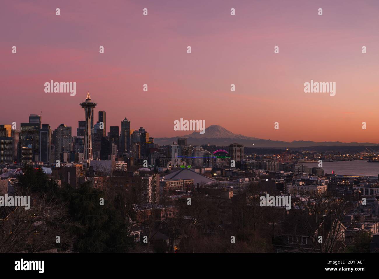 Seattle skyline at sunset from Kerry Park Stock Photo Alamy