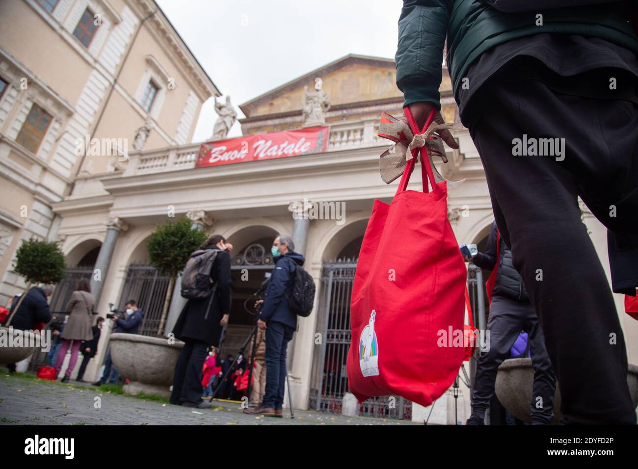 Rome, Italy. 25th Dec, 2020. On Christmas day the Community of Sant'Egidio organized a special event: the volunteers of the Community of Sant'Egidio distributed gifts and a special prêt-à-porter Christmas meal to a hundred poor people, without a fixed abode, the elderly, the frail (Photo by Matteo Nardone/Pacific Press) Credit: Pacific Press Media Production Corp./Alamy Live News Stock Photo