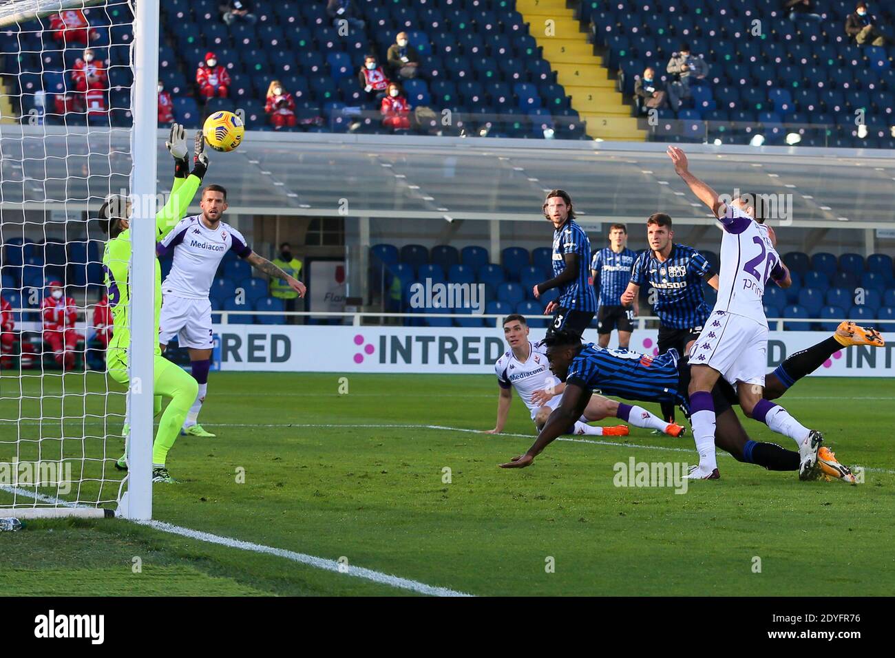 BERGAMO, ITALY - DECEMBER 13: goalkeeper Bartlomiej Dragowski of Fiorentina, Duvan Zapata of Atalanta during the Serie A match between Atalanta Bergam Stock Photo
