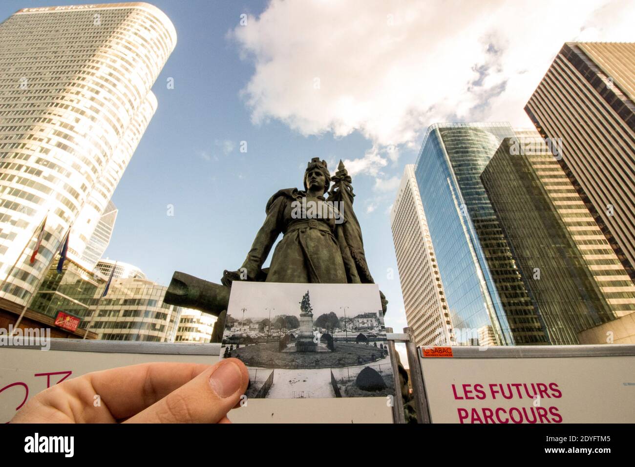 Before-After / La Défense. Photos anciennes du quartier de La Défense à Paris remises dans leur contexte actuel. Avant-Après / La Défense. Old picture Stock Photo