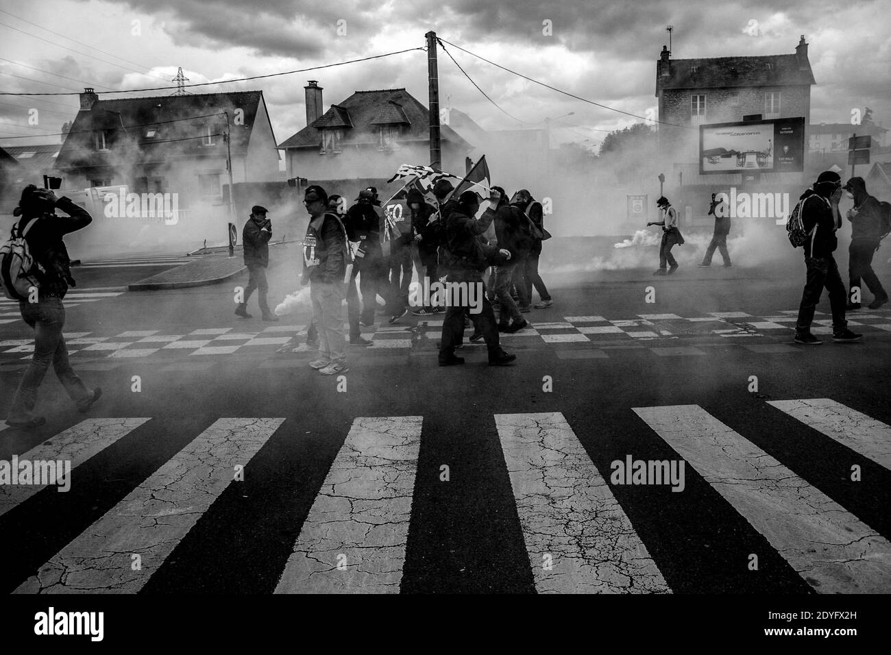 MAY 2016. Trade unionists under the teargas. MAI 2016. Le mouvemet social du mois de Mai à Rennes, capitale de la Bretagne. Les syndicalistes sous les Stock Photo