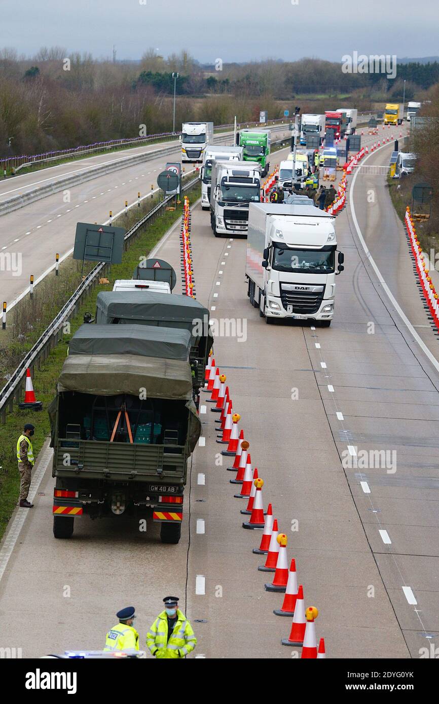 Ashford, Kent, UK. 26 December, 2020. Lorries stuck on the M20 between junctions 8 and 9 are now on there way down to Dover. Army personnel and trucks on the M20 motorway. Photo Credit: PAL Media/Alamy Live News Stock Photo
