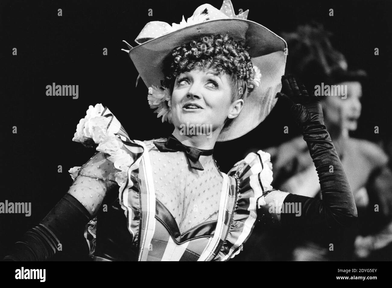 Julia McKenzie (Miss Adelaide) in GUYS AND DOLLS at the Olivier Theatre, National Theatre (NT), London SE1  09/03/1982  based on the story & characters by Damon Runyon music & lyrics: Frank Loesser book: Jo Swerling & Abe Burrows set design: John Gunter costumes: Sue Blane lighting: David Hersey choreography: David Toguri director: Richard Eyre Stock Photo