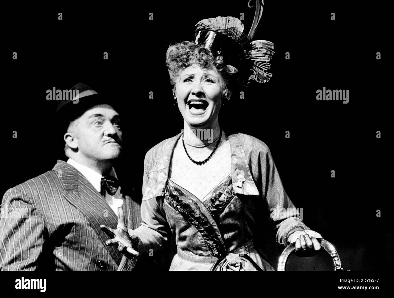 Norman Rossington (Nathan Detroit), Lulu (Miss Adelaide) in GUYS AND DOLLS at the Prince of Wales Theatre, London W1  19/06/1985  a National Theatre (NT) 1982 production  based on the story & characters by Damon Runyon music & lyrics: Frank Loesser book: Jo Swerling & Abe Burrows set design: John Gunter costumes: Sue Blane lighting: David Hersey choreography: David Toguri director: Richard Eyre Stock Photo