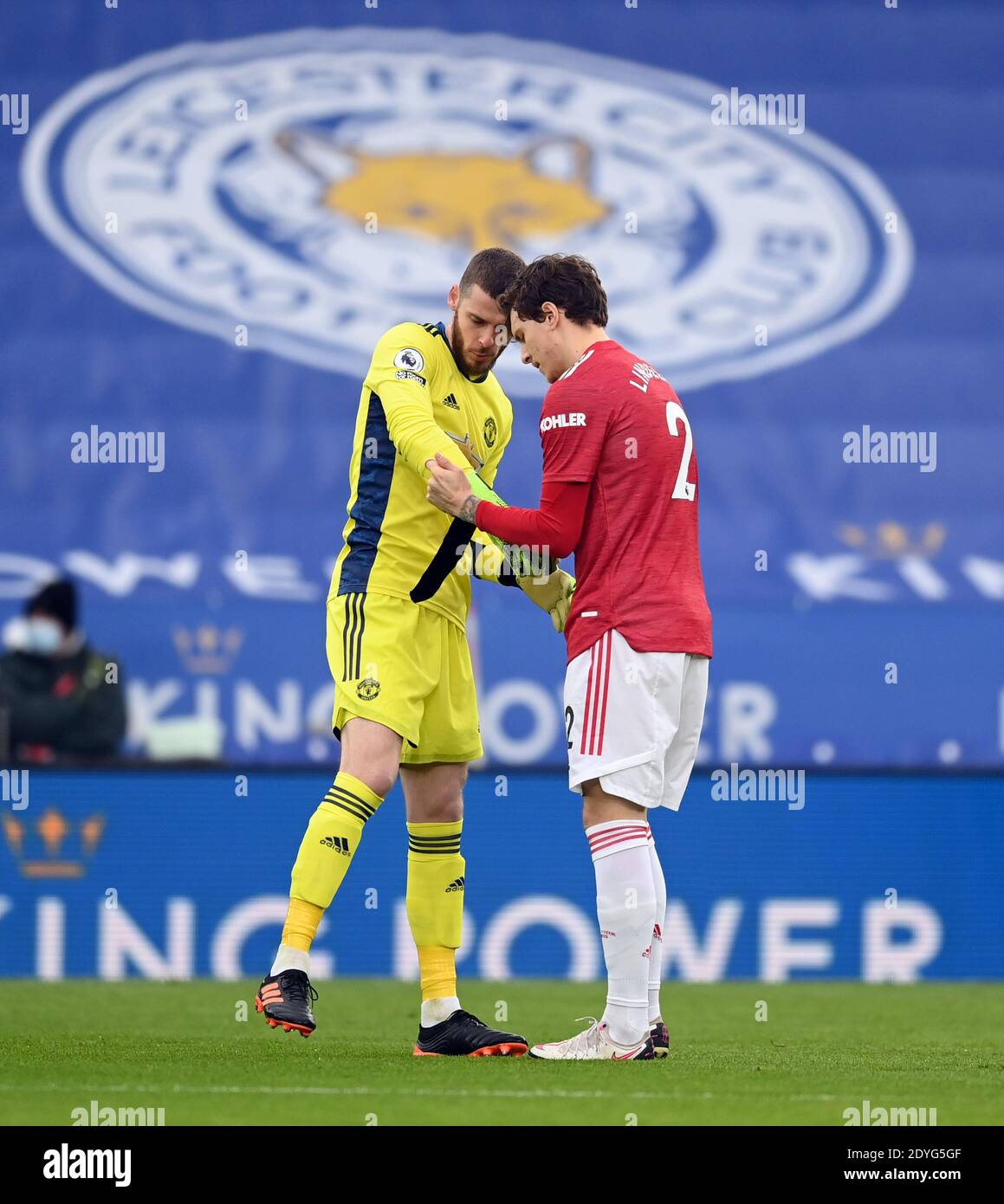 Leicester City Victor Lindelof (right) helps goalkeeper David de Gea with  his gloves ahead of the Premier League match at the King Power Stadium,  Leicester Stock Photo - Alamy