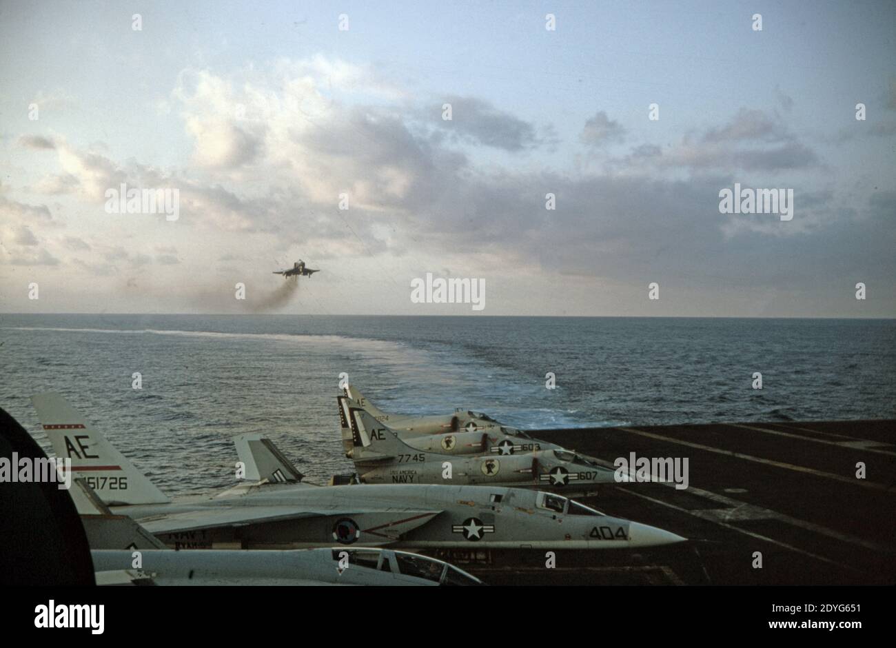 US NAVY / United States Navy Flugzeugträger Kitty-Hawk-Klasse / Aircraft Carrier  Kitty-Hawk-Class - USS America CV-66 - Landing McDonnell Douglas F-4B Phantom II Stock Photo