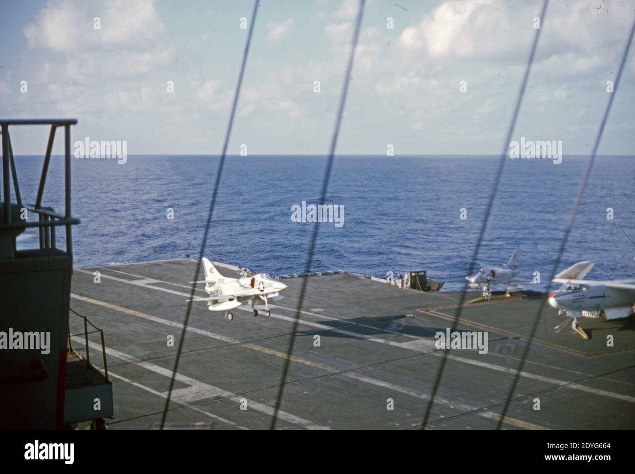 US NAVY / United States Navy Flugzeugträger Kitty-Hawk-Klasse / Aircraft Carrier  Kitty-Hawk-Class - USS America CV-66 - Landing Douglas A4D-2N (A-4C) Skyhawk Stock Photo