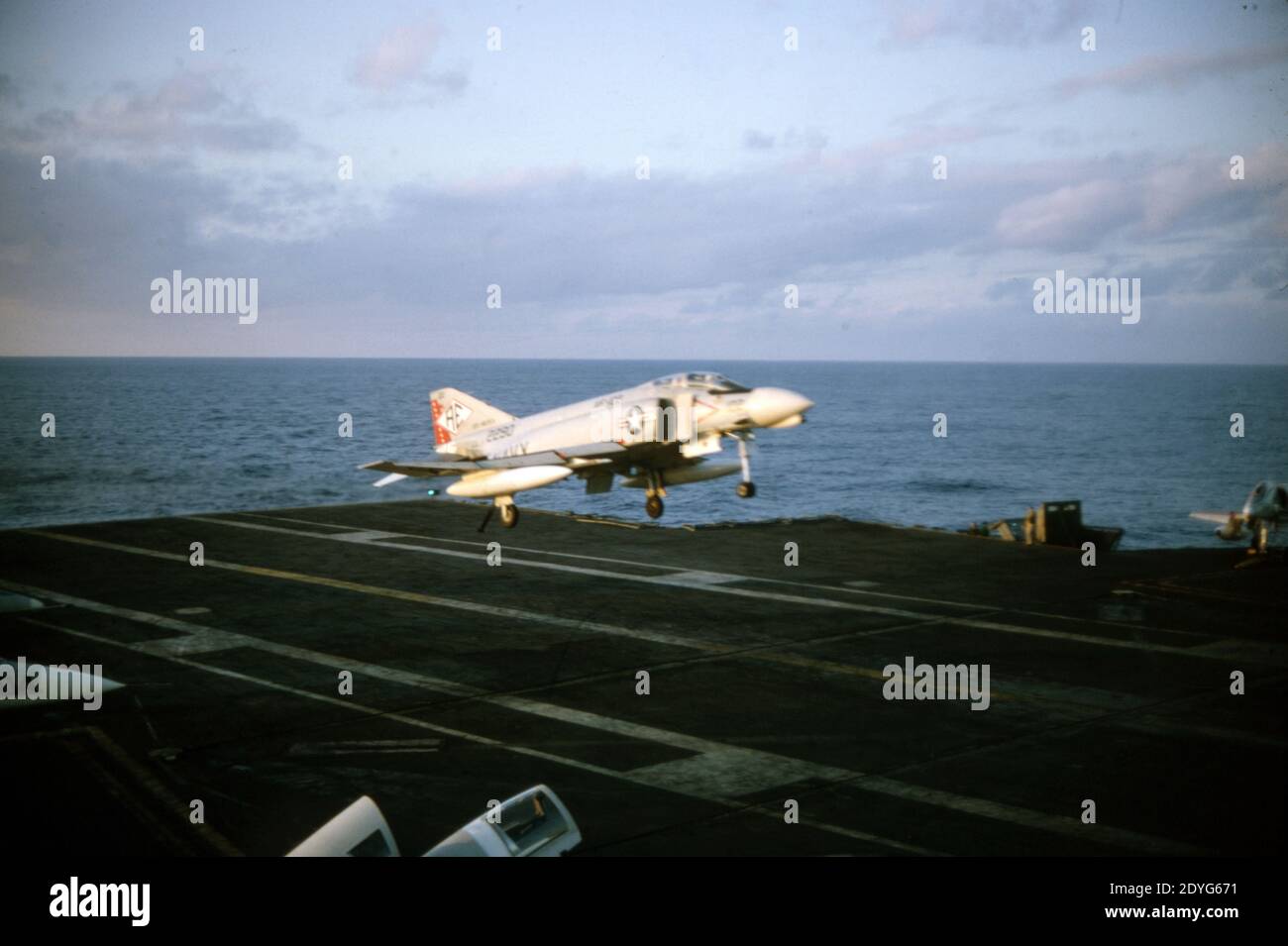 US NAVY / United States Navy Flugzeugträger Kitty-Hawk-Klasse / Aircraft Carrier  Kitty-Hawk-Class - USS America CV-66 - Landing McDonnell Douglas F-4B Phantom II Stock Photo