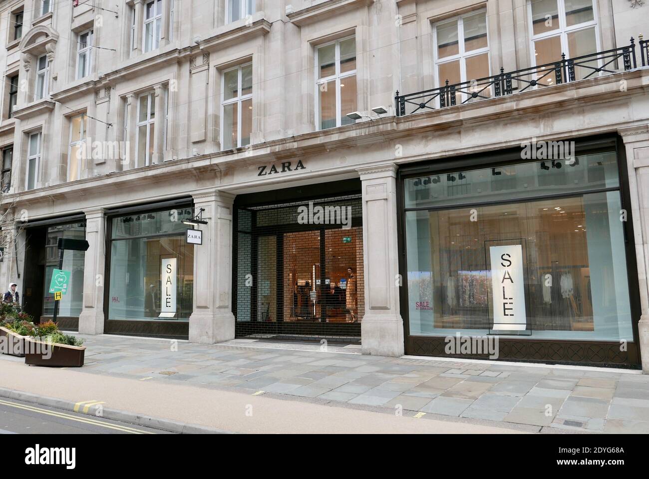 Closed Zara shop, Regent Street, Boxing Day 2020 due to Tier 4 covid19  restrictions. No pedestrians or vehicles on Regent Street. London, U.K.  26th December, 2020 Stock Photo - Alamy