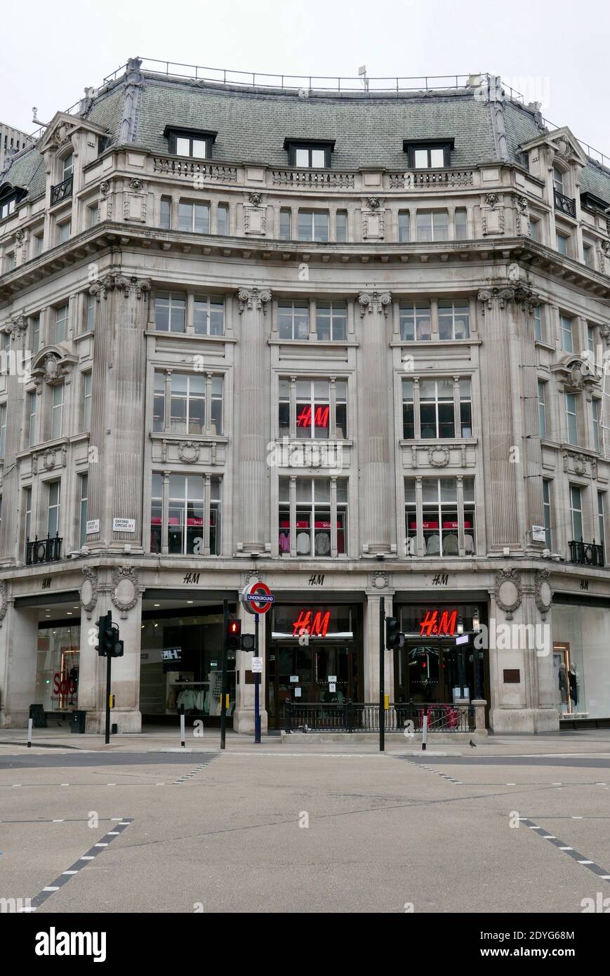 Closed H&M shop, Oxford Circus, Boxing Day 2020 due to Tier 4 covid  restrictions. Oxford Circus is empty of cars and pedestrians as people stay  home Stock Photo - Alamy