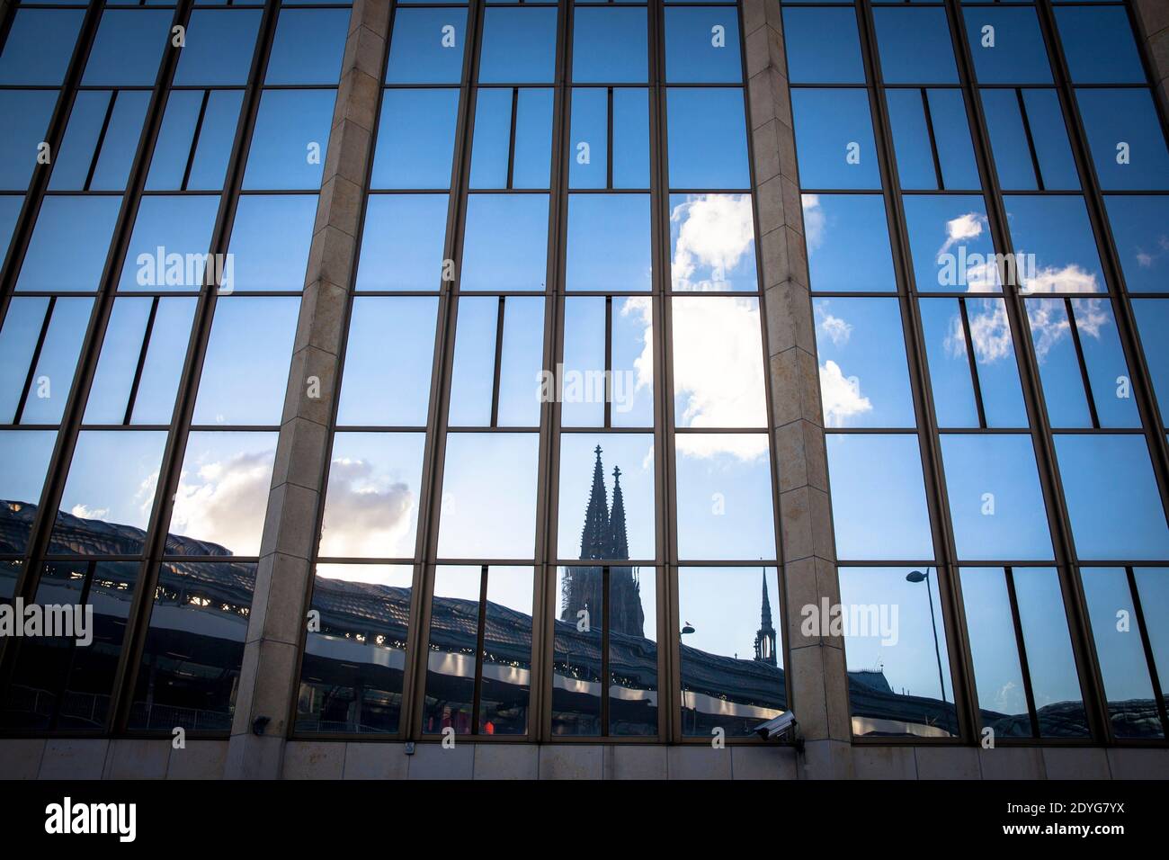 the cathedral is reflected in the glass facade of a building on Breslauer Platz, Cologne, Germany.  der Dom spiegelt sich in der Glasfassade eines Geb Stock Photo