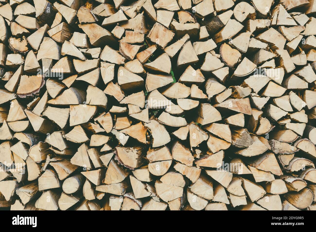 Background of dry chopped firewood logs in a pile Stock Photo - Alamy
