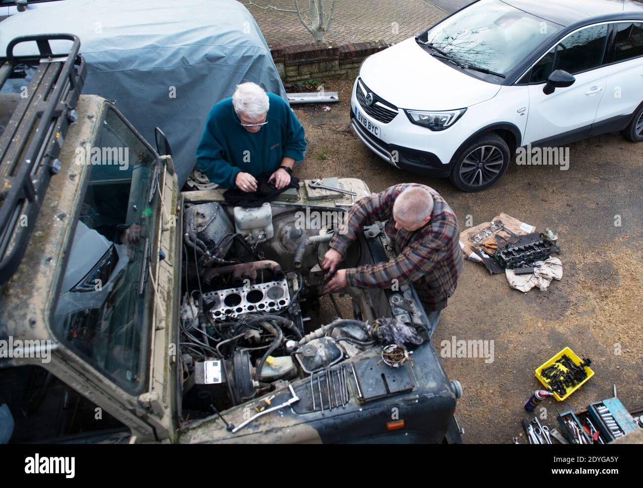 Landrover repair hi-res stock photography and images - Alamy