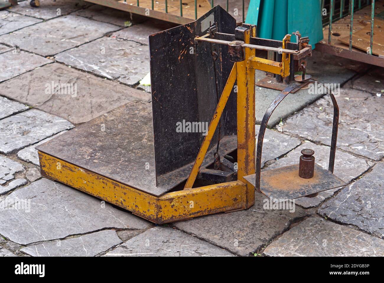 Beam scales for heavy weight at farmers market Stock Photo Alamy
