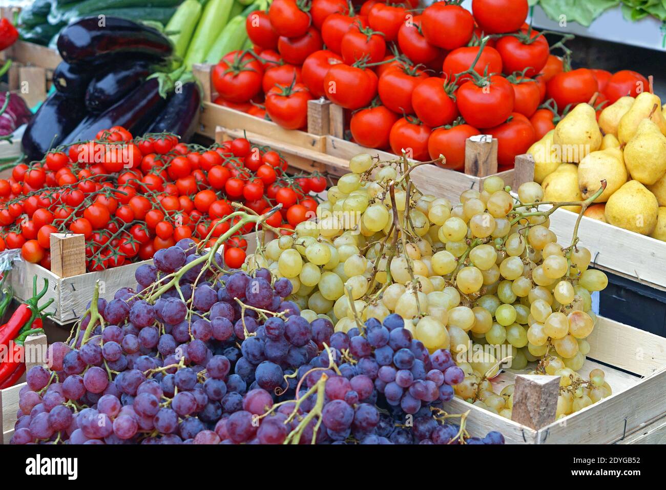 Fresh fruits and vegetables at farmers market stall Stock Photo - Alamy
