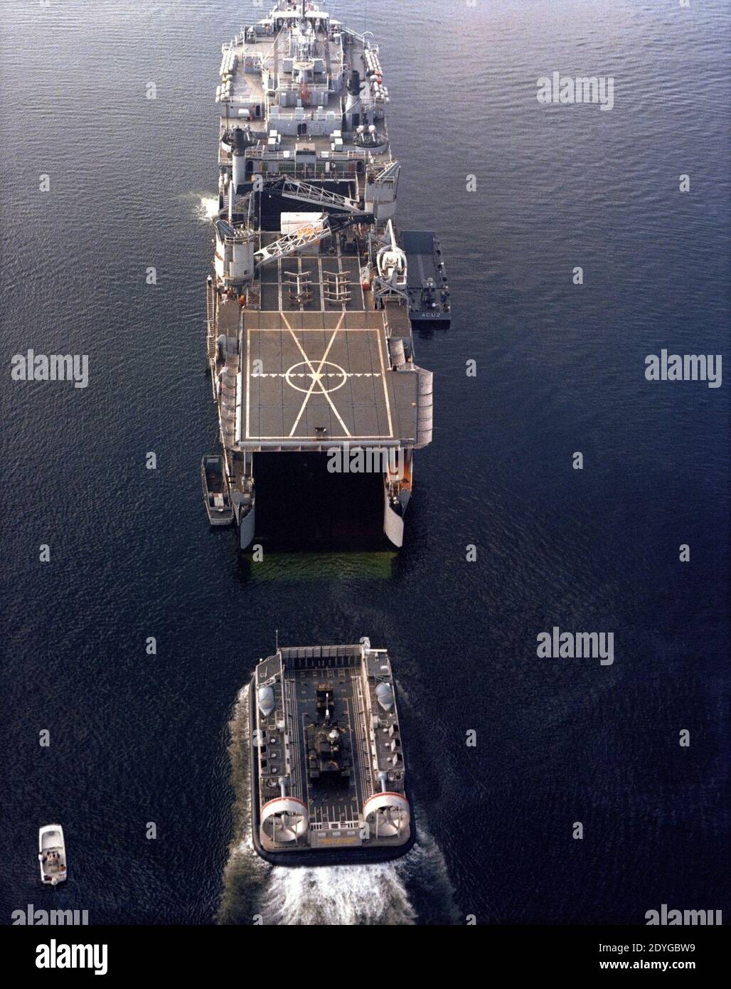 LCAC approaches USS Spiegel Grove (LSD-32) during trials in 1984 Stock ...