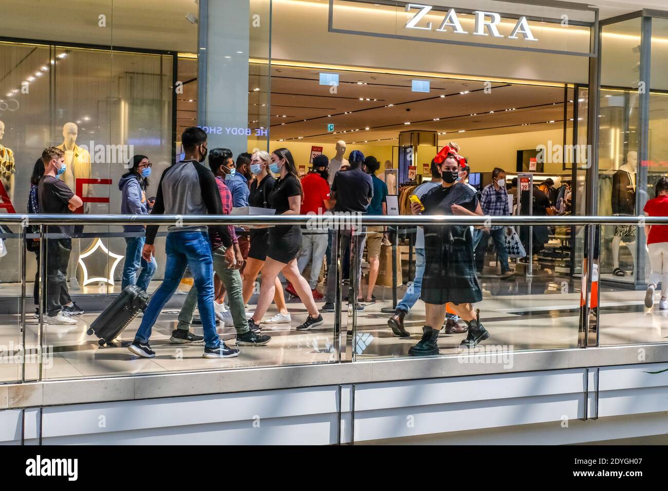 People walking past Zara store at Chadstone Shopping Centre during the  Boxing Day Stock Photo - Alamy