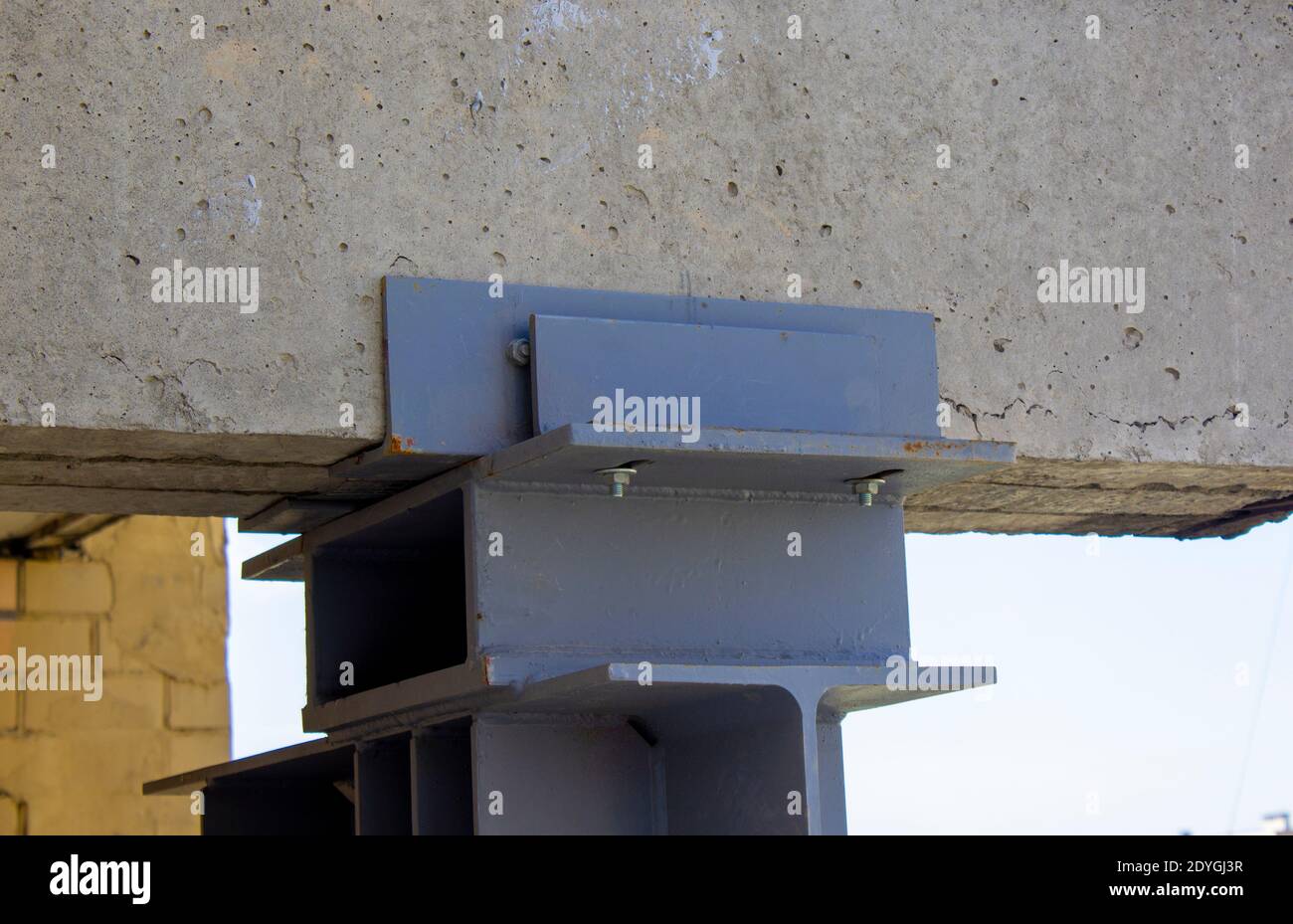 Heavy mechanical scaffolding screw jack support concrete beams underneath  of house to elevate level to higher. Concept of scaffolding house Stock  Photo - Alamy