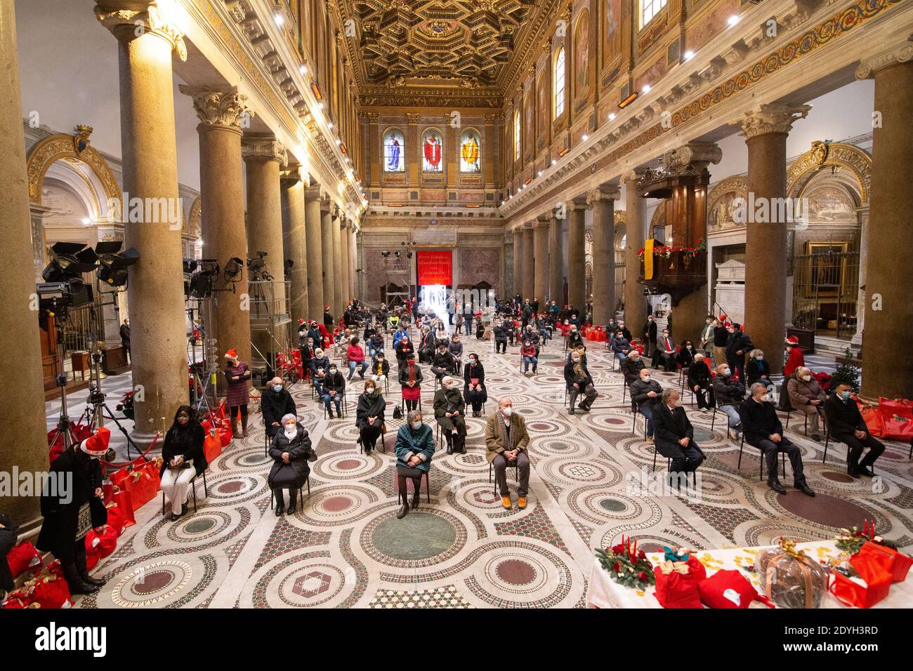 Rome, Italy. 25th Dec, 2020. On Christmas day the Community of Sant'Egidio organized a special event: the volunteers of the Community of Sant'Egidio distributed gifts and a special prêt-à-porter Christmas meal to a hundred poor people, without a fixed abode, the elderly, the frail (Photo by Matteo Nardone/Pacific Press/Sipa USA) Credit: Sipa USA/Alamy Live News Stock Photo