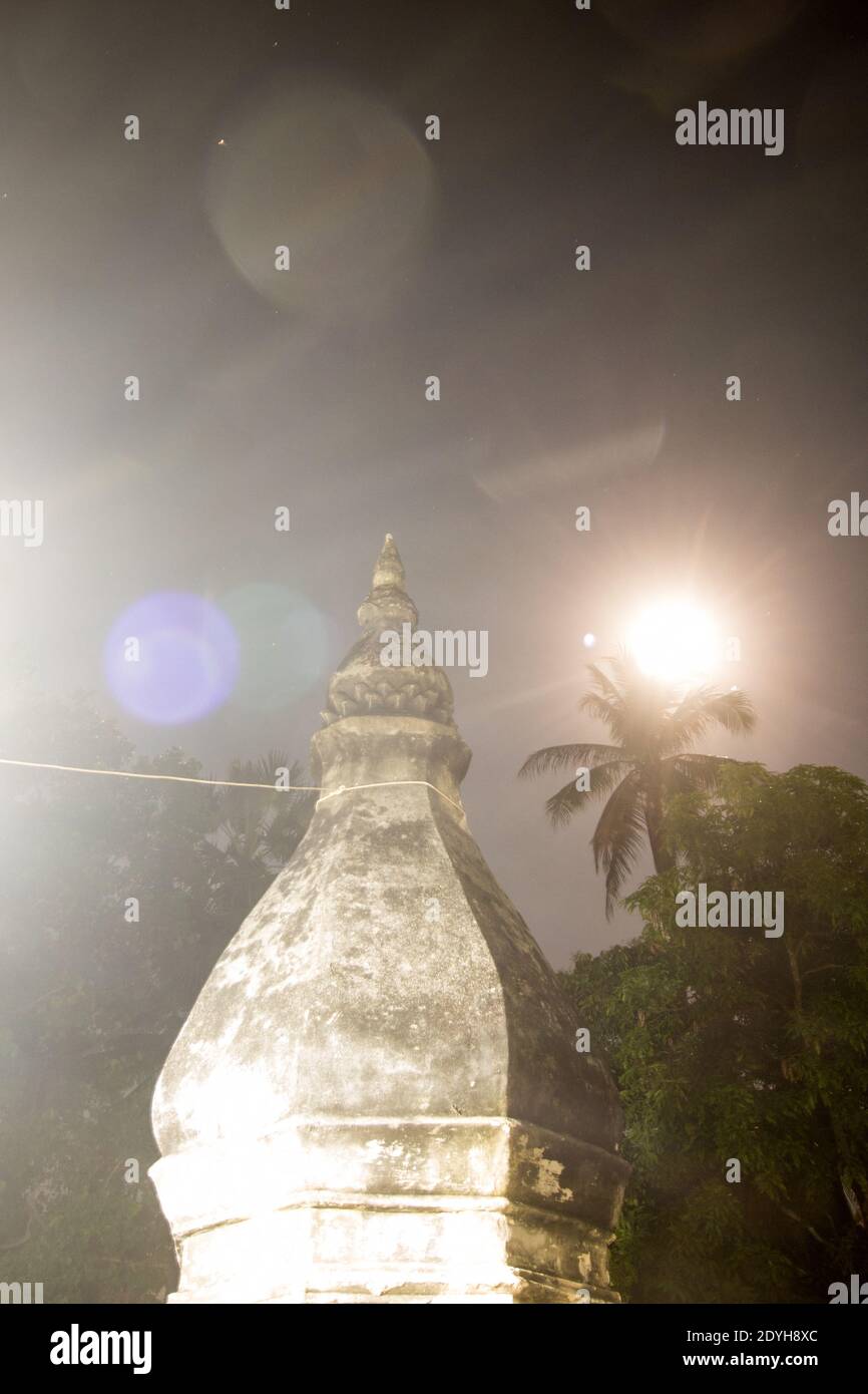 Lao Paisible Luang Prabang Photo De Nuit Du Patrimoine De Luang Prabang Lao Peaceful Luang Prabang Night Photo Of Luang Prabang S Heritage Stock Photo Alamy