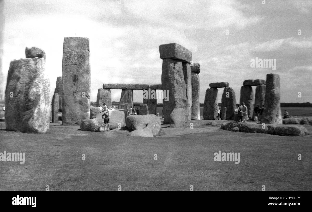 1950s, historical, visitors at the famous ancient monument of Stonehenge, Wiltshire, England, UK, a prehistoric ring of standing stones estimated to be been constructed between 3000 and 2000 BC. It is thought that the area was originally an ancient burial ground. In this era visitors could walk freely among the stones but concerns over erosion saw this come to an end in 1977 when access to them was roped off. Stock Photo