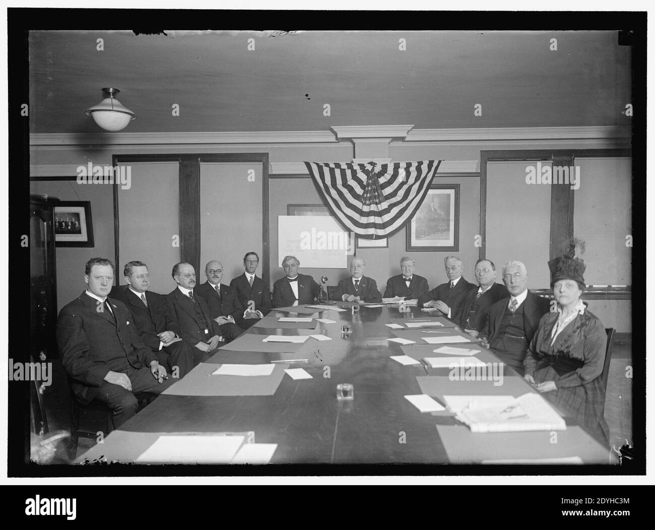 LABOR COMM. OF COUNCIL OF NAT. DEF. JAMES LORD; ELISHA LEE; E. PARKER NEVIN; LEWIS B. SCHRAM; EDWARD EVERETT MACY; FRANK MORRISON; SAMUEL GOMPERS, CHAIRMAN; W.B. WILSON; JAMES O'CONNELL; Stock Photo