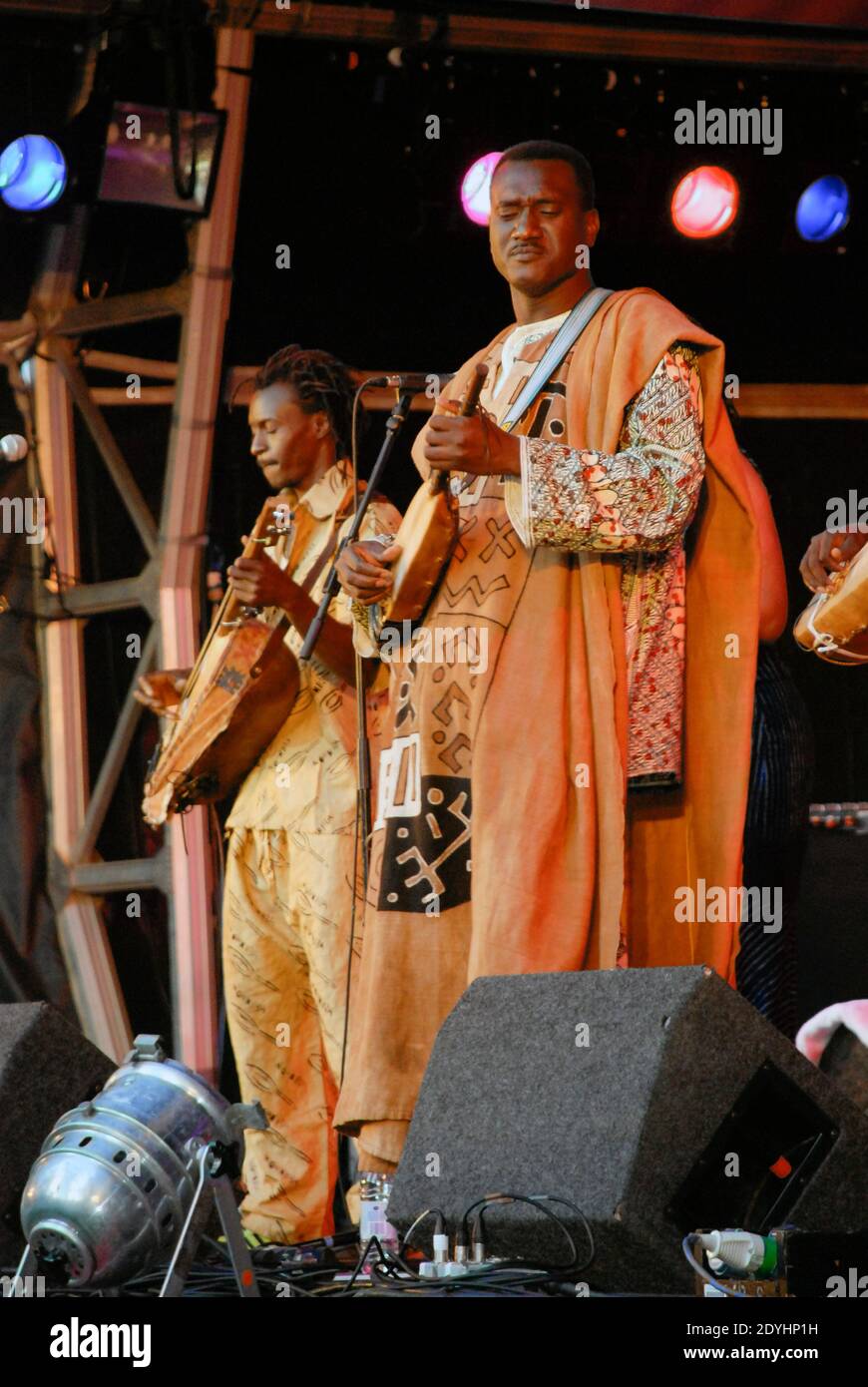 UK, London, Canary Wharf, Canada Square. Bassekou Kouyate (on right)  & Ngoni Ba from Mali toured after release of their debut album Segu Blue in 2007. Stock Photo