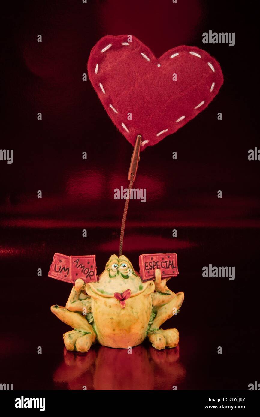 A little frog with text a special love in portuguese with a red
