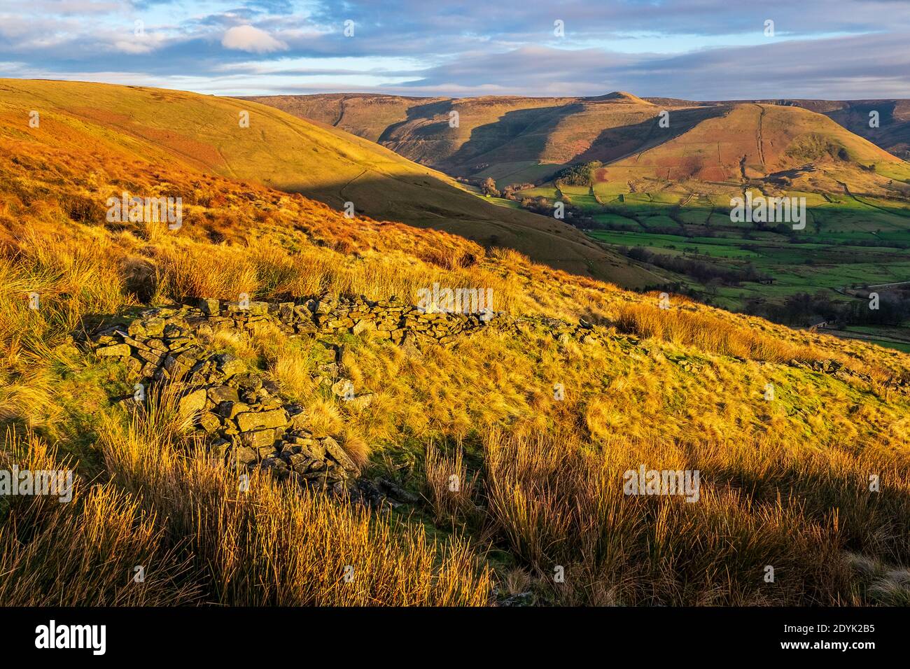 The upland moors of the Peak District around Kinder Scout viewed across Edale from Rushup Edge Stock Photo