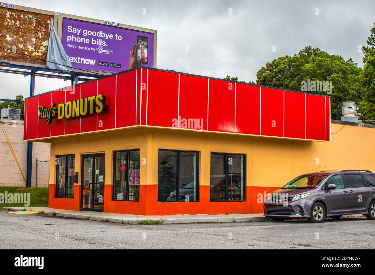 Decatur, Ga / USA - 07 07 20: Ray's Donuts sign and building with a car ...