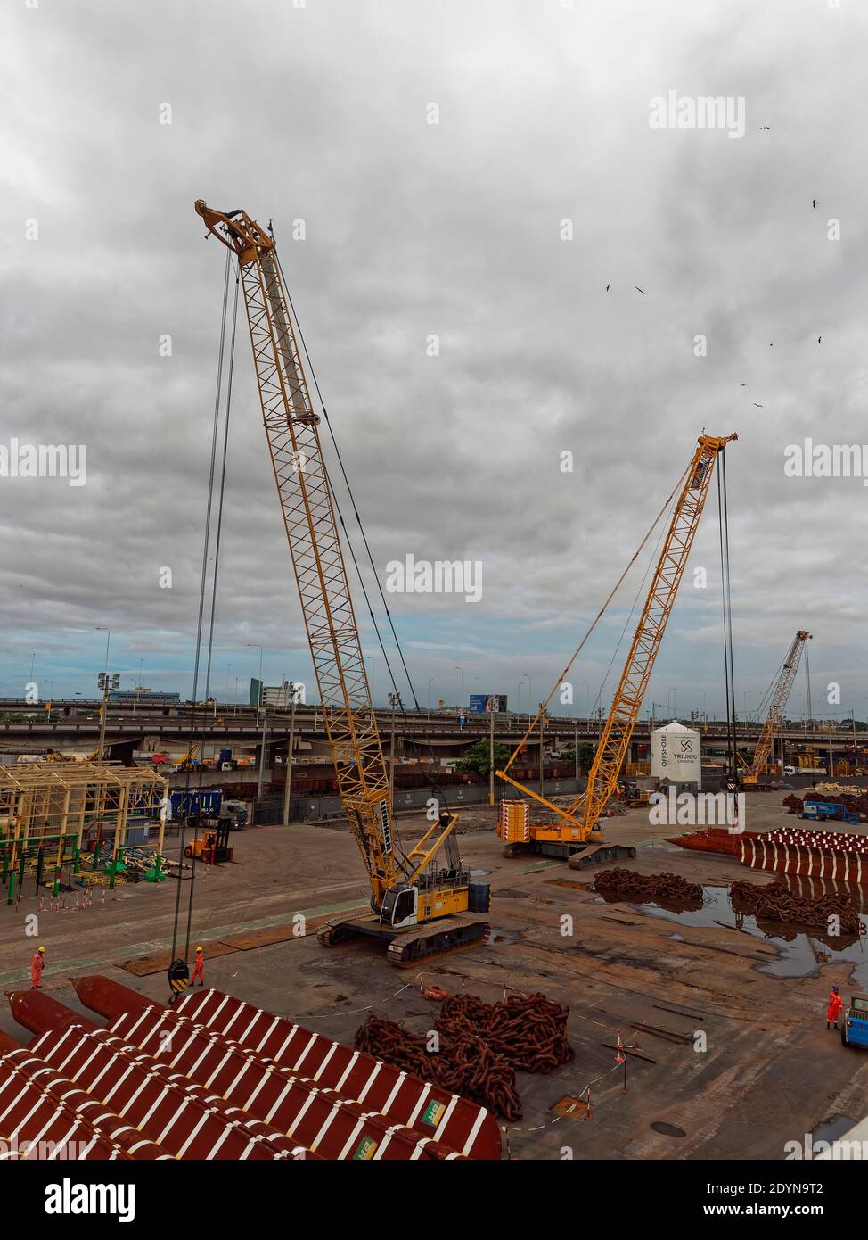 Mobile cranes hi-res stock photography and images - Alamy