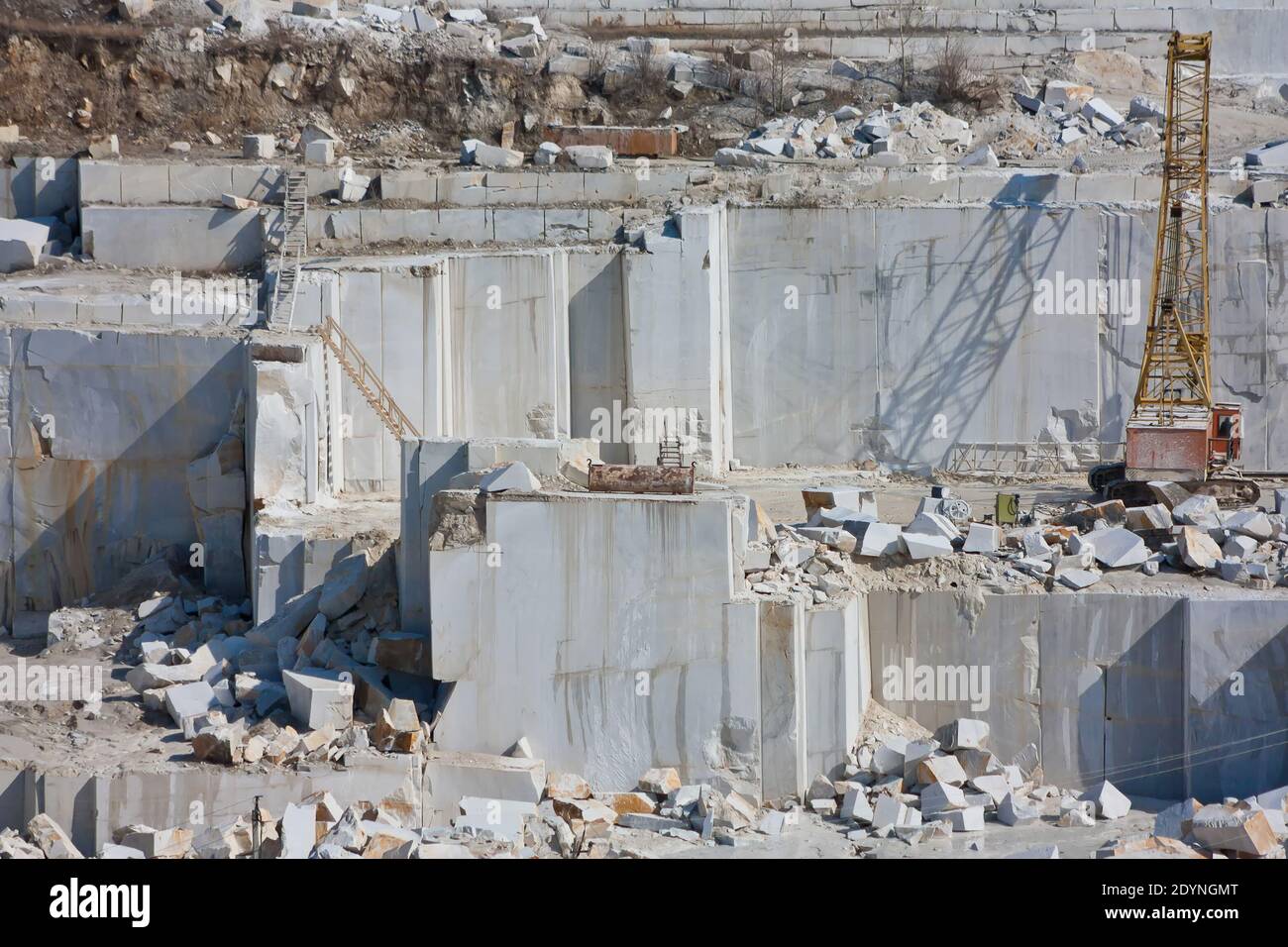 Уральский мрамор полевской. Саянский мрамор месторождение. Саянский мрамор месторождение. Каррара италия мрамор. Каррара тоскана италия.