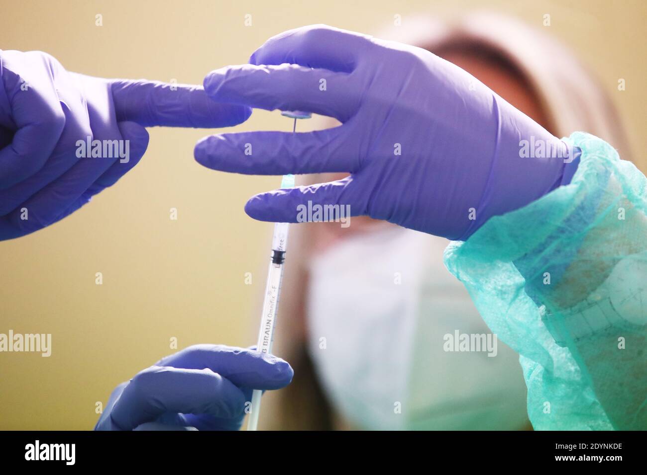 Zeulenroda Triebes, Germany. 27th Dec, 2020. A nurse draws the Covid-19 Pfizer-Bionteck vaccine into a syringe at the Am Birkenwäldchen senior citizens' park. Corona vaccinations with the Biontech/Pfizer vaccine began in Germany on Sunday. Credit: Bodo Schackow/dpa-Zentralbild/Pool/dpa/Alamy Live News Stock Photo