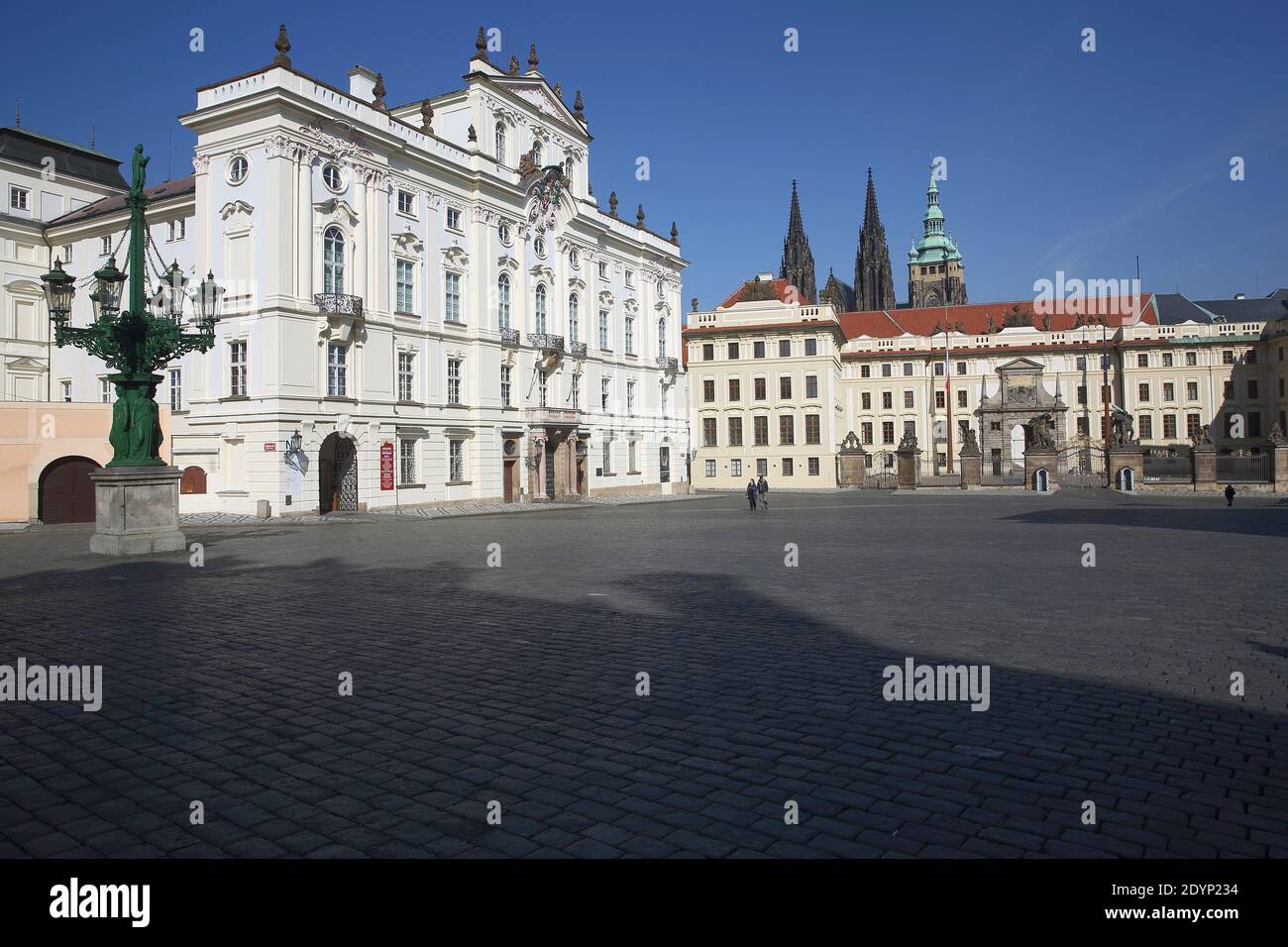 Pohled na Arcibiskupský palác a Pražský hrad z prázdného Hradčanského náměstí Stock Photo