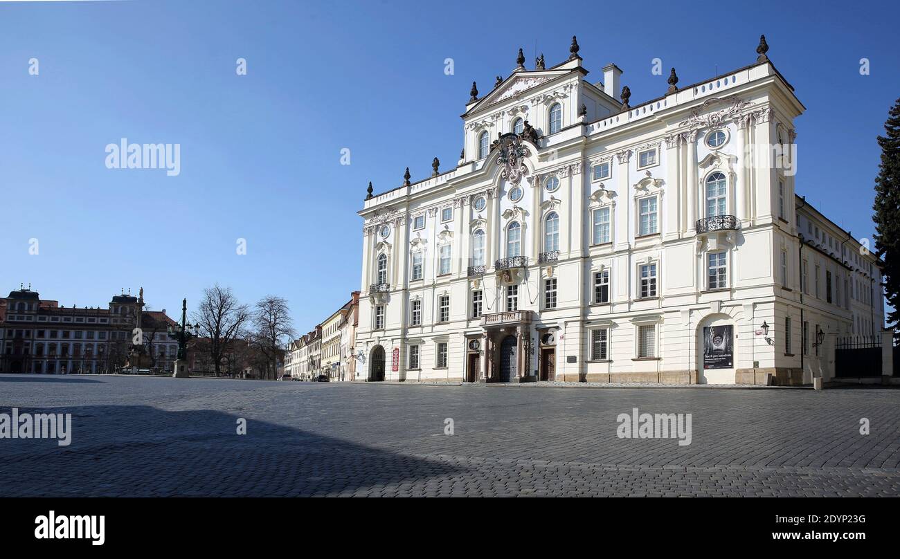 Pohled na Arcibiskupský palác od Matyášovy brány na prázdném Hradčanském náměstí v Praze Stock Photo