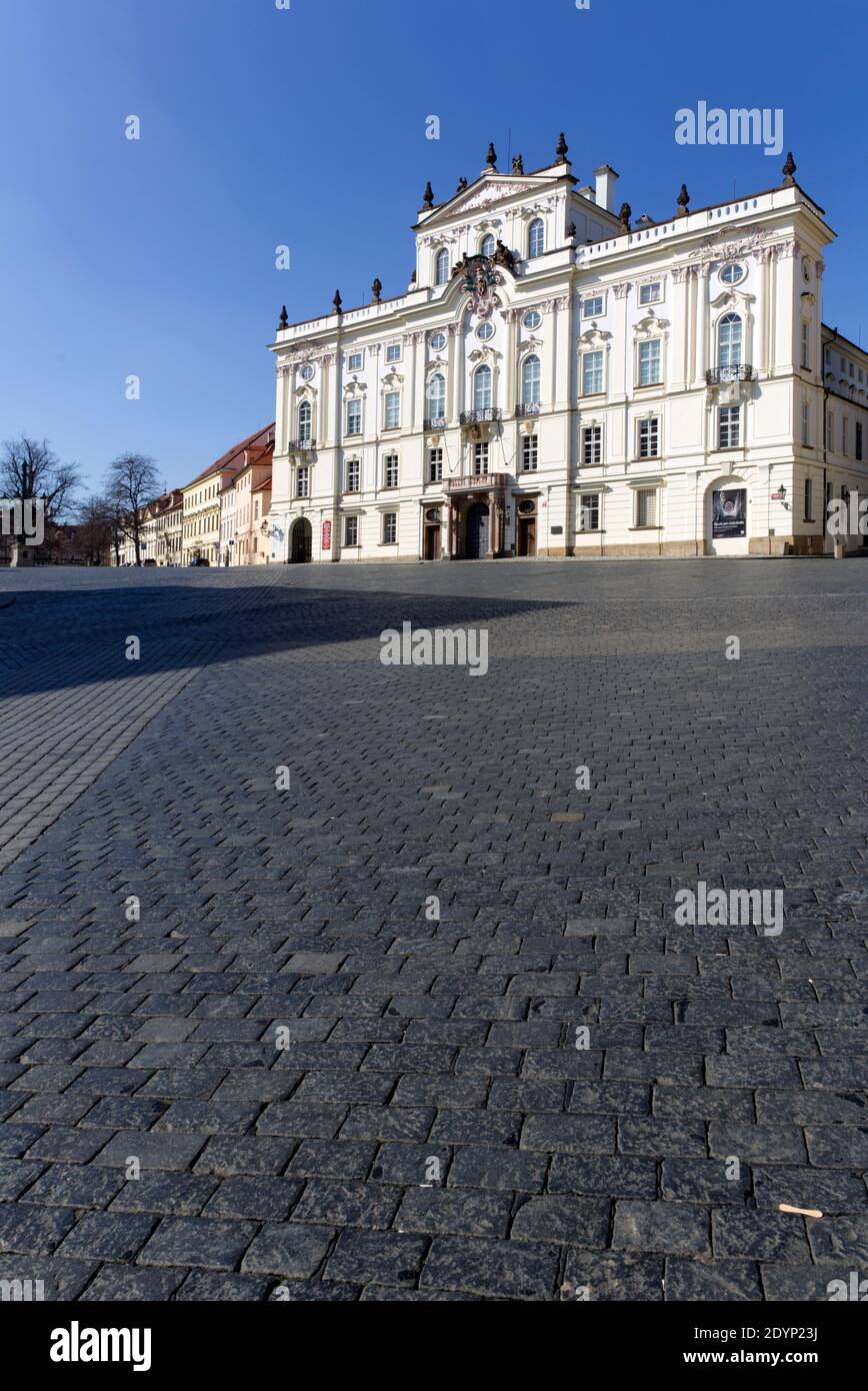 Pohled na Arcibiskupský palác od východu přes prázdné Hradčanské náměstí. Stock Photo