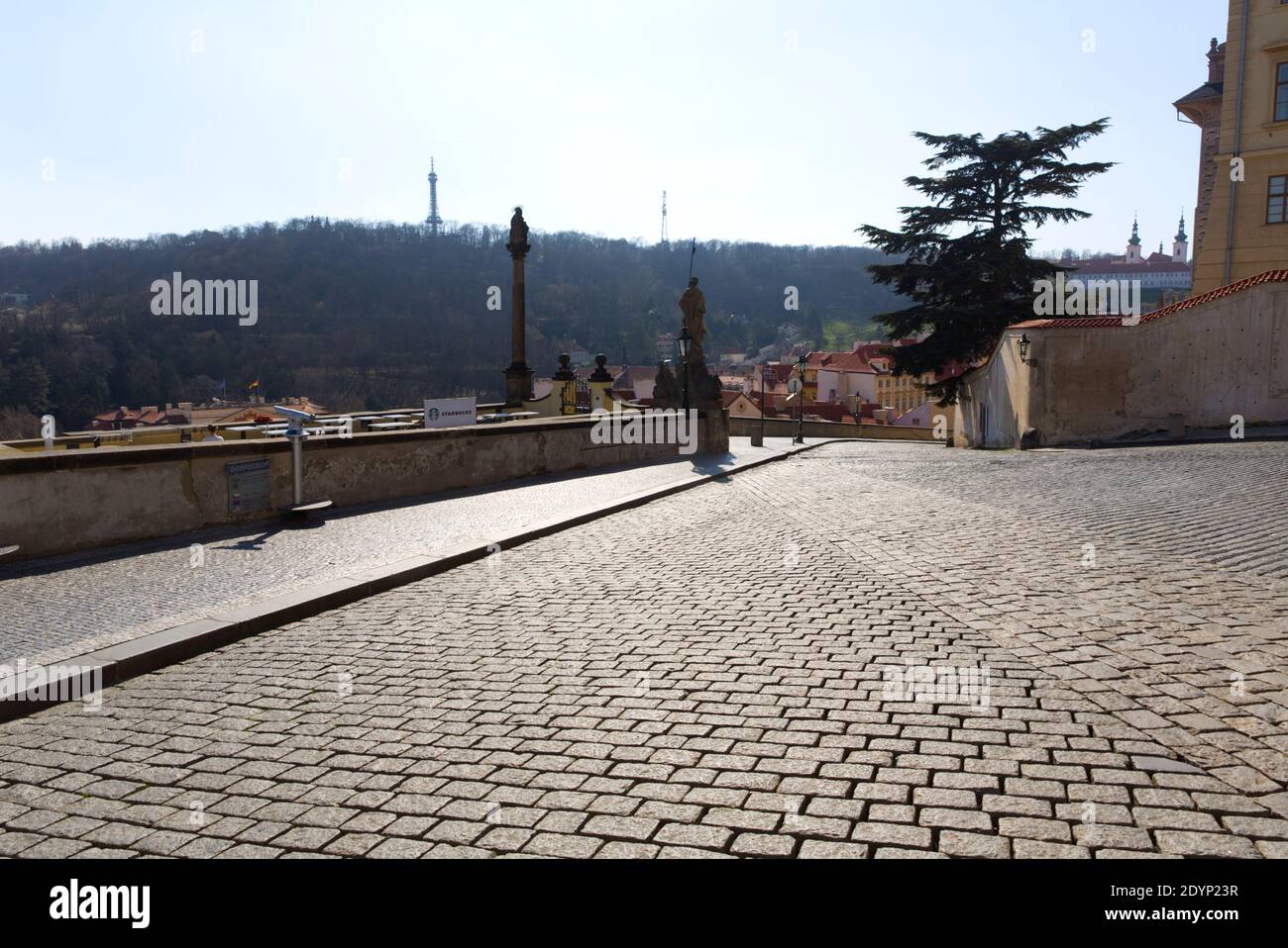 Pohled na ulici  Ke Hradu a Arcibiskupský palác od východu přes prázdné Hradčanské náměstí. Stock Photo