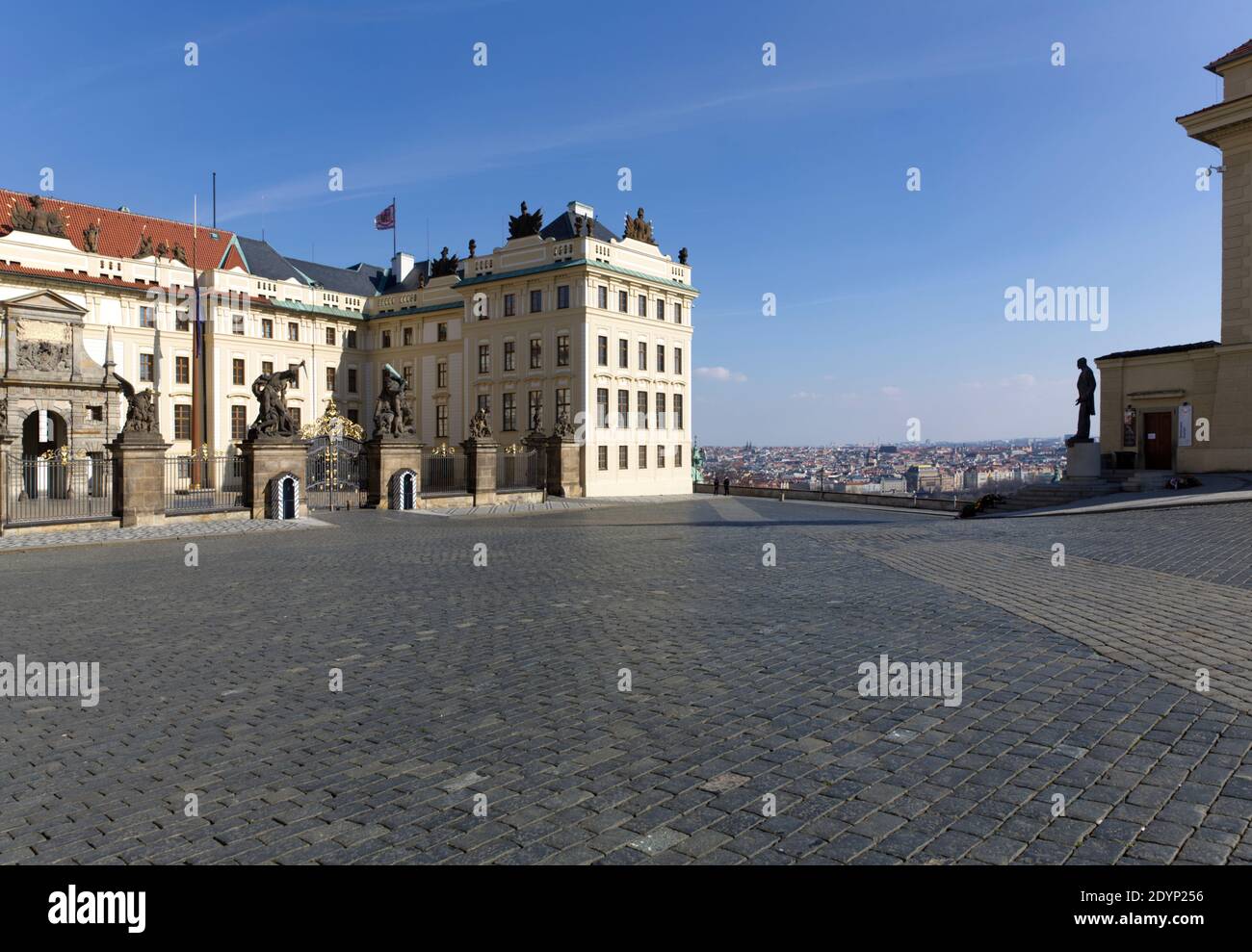 Pohled od Arcibiskupského paláce přes prázdné Hradčanské náměstí na část Pražského hradu, Salmovský palác a vyhlídku na Prahu. Stock Photo