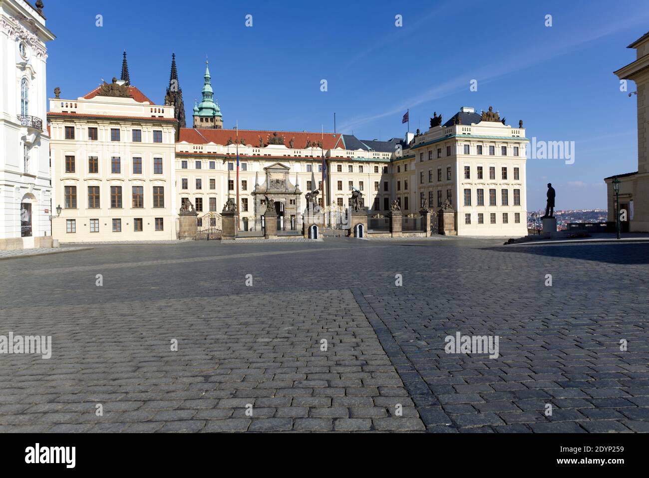 Pohled přes prázdné Hradčanské náměstí na Pražský hrad, část Arcibiskupského paláce a sochu T.G.M. Stock Photo