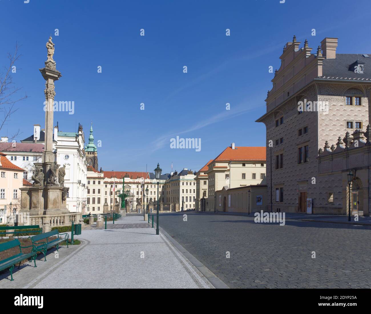 Pohled přes prázdné Hradčanské náměstí od západu na Pražský hrad, část Arcibiskupského paláce, Schwarzenberský palác Stock Photo
