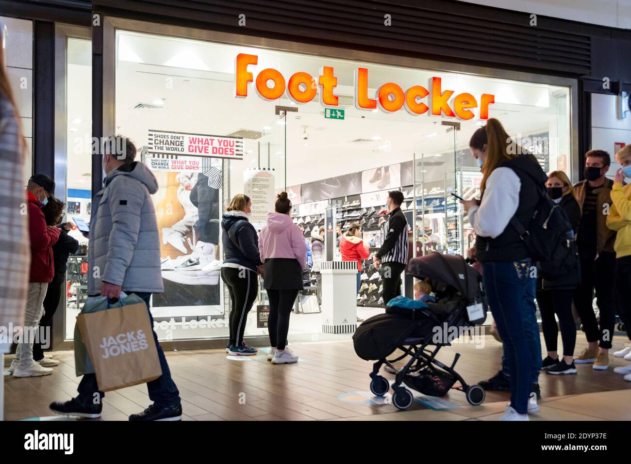 Valencia, Spain. 26th Dec, 2020. People wait at the entrance of a Foot Locker store in the Bonaire shopping center. Credit: SOPA Images Limited/Alamy Live News Stock Photo