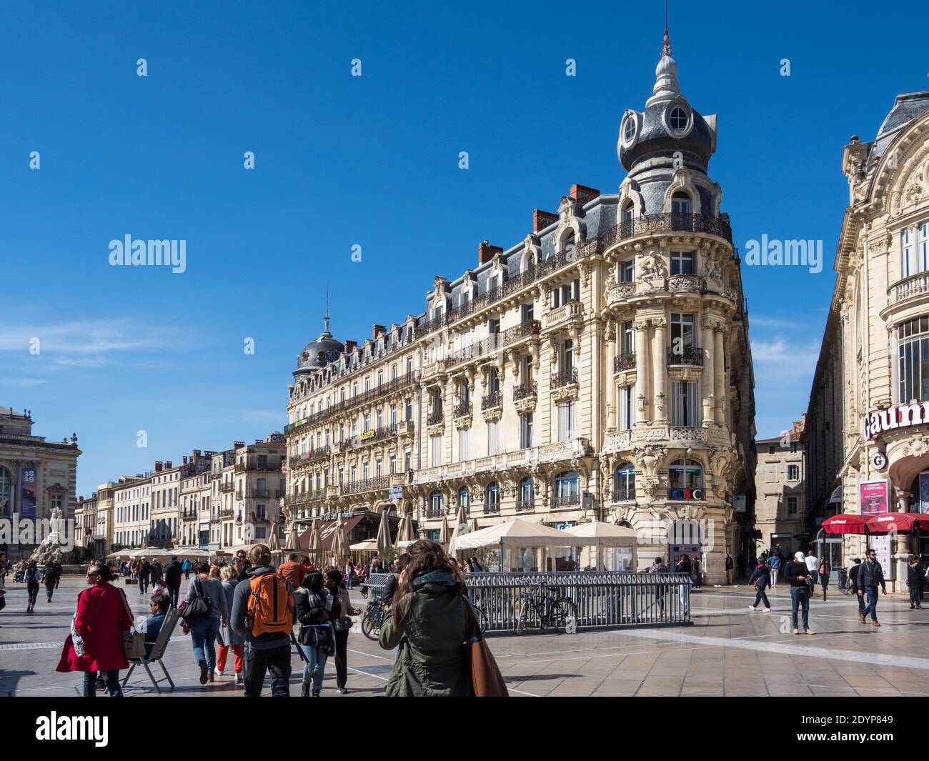 France, Herault, Montpellier, historical center, the Ecusson, rue du Bras  de Fer, street spanned by a Gothic arch Stock Photo - Alamy