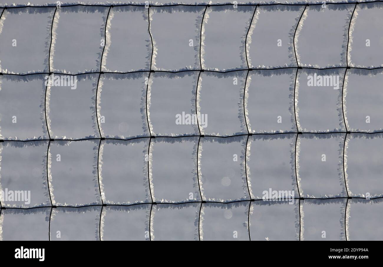 Mesh netting in snow hi-res stock photography and images - Alamy