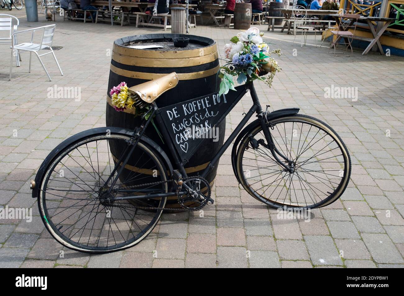 Barrel & Bicycle Advertising De Koffie Pot Riverside Cafe & Bar On The Left Bank In The City Of Hereford Herefordshire England UK Stock Photo