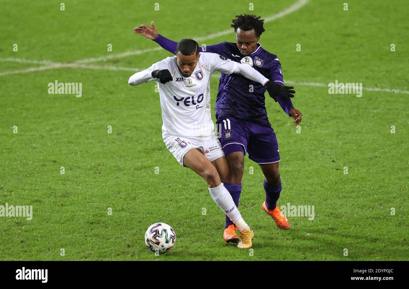 RSC Anderlecht's social media administrators describe SA's Percy Tau as 'an  absolute baller