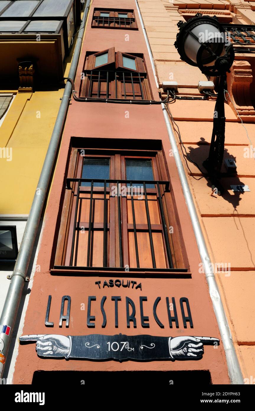 'The Narrow' tasquita, a very narrow tavern in a very narrow building in Valencia, Spain Stock Photo