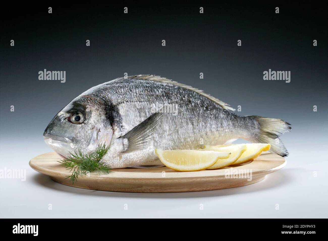 pražma královská, ryby na prkénku, ryby s citronem, Stock Photo