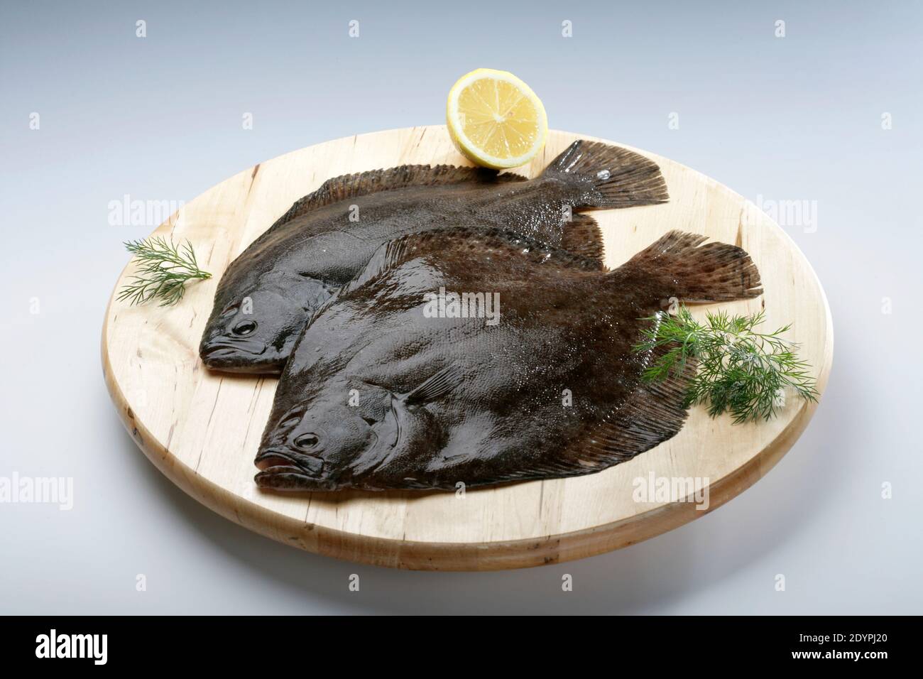 ryby na prkénku, platýz, ryby připravené k vaření Stock Photo